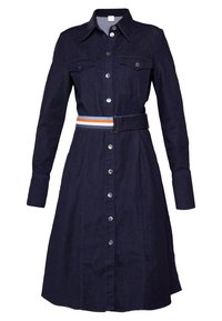 Tumma sininen farkkumekko, jossa on pitkät hihat, napillinen etuosa, kaksi rintataskua ja monivärinen raita vyö oranssin, sinisen ja valkoisen sävyissä.