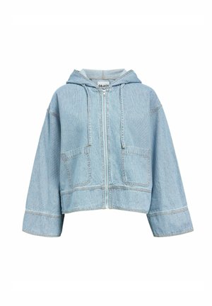 Chaqueta de mezclilla azul claro, recortada, con capucha, cremallera frontal, dos bolsillos delanteros y detalles de costura en contraste. Textura mate.