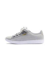 Sneaker in suede grigio con punta rotonda, suola in gomma bianca e lacci in tessuto. Caratterizzato da un dettaglio con logo dorato sul lato.