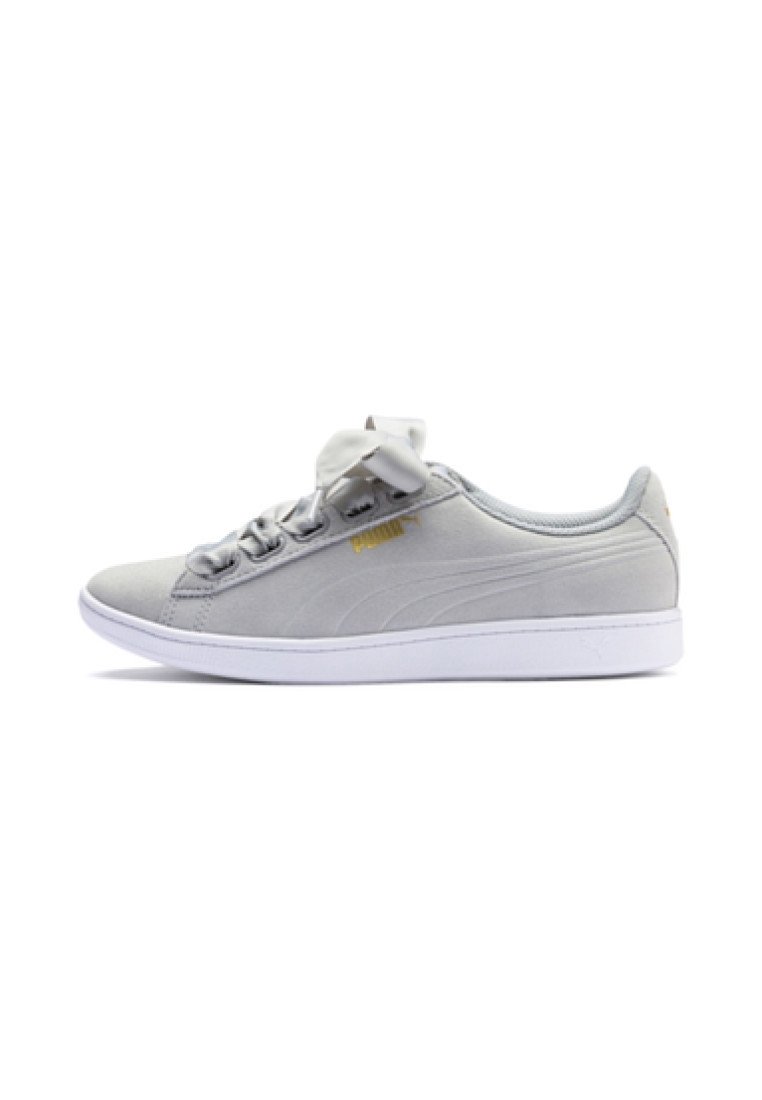 Sneaker in suede grigio con punta rotonda, suola in gomma bianca e lacci in tessuto. Caratterizzato da un dettaglio con logo dorato sul lato.