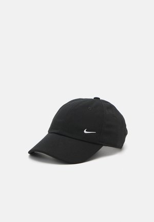 Czarna czapka bejsbolowa Nike z zakrzywionym daszkiem i małym białym logo Swoosh z przodu, na gładkim jasnym tle.