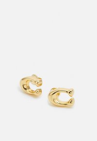 Pendientes de aro en tono dorado con un acabado liso y brillante y un diseño curvado. Cada pendiente cuenta con un cierre de bisagra simple y redondeado.