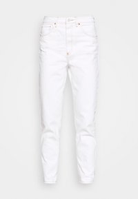 Bílé džíny z denimu s tapered nohavicemi, vysokým pasem, předními kapsami a měděnými detaily. Mají viditelné švy a hladkou texturu.