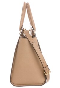 Beige trekantet håndtaske med tekstureret materiale, dobbelt top håndtag og en justerbar skulderrem. Inkluderer guldfarvede hardware detaljer.