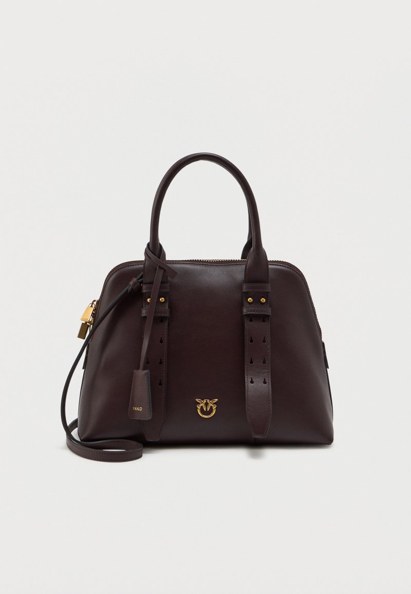 Σκούρο καφέ δερμάτινη τσάντα χειρός με χρυσά μεταλλικά στοιχεία, διπλές λαβές στην κορυφή και αποσπώμενο ιμάντα ώμου. Διαθέτει κλείσιμο με φερμουάρ και ανάγλυφο λογότυπο.