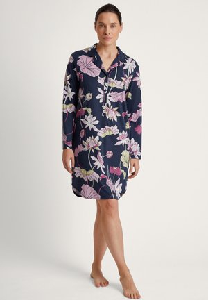 Camicetta da notte navy floreale con maniche lunghe, colletto e chiusura con bottoni, decorata con motivi floreali rosa e verdi.