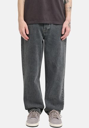 Czarne dżinsy z denimu o luźnym kroju, z wysokim stanem, prostymi nogawkami, subtelnym wyblakłym efektem i klasycznym designem z pięcioma kieszeniami.