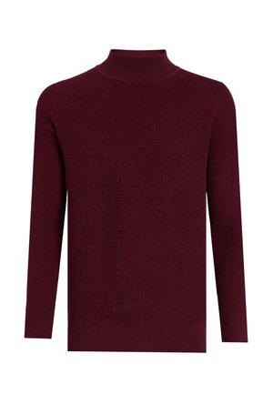 Dunkelroter, strukturierter Strickrollkragenpullover mit langen Ärmeln und gerippten Bündchen und Saum, auf weißem Hintergrund gezeigt.