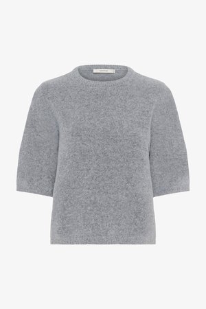 Hellgrauer Pullover mit kurzen Ärmeln und rundem Ausschnitt, gefertigt aus einem weichen, strukturierten Stoff, mit lockerem Schnitt und gerippten Bündchen.