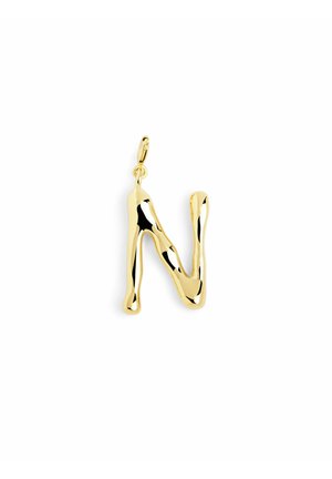 Ciondolo in metallo dorato a forma di lettera "N" con un design fluido e organico e superficie lucida. Presenta un anello per il fissaggio.