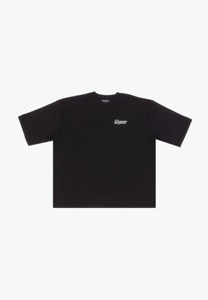 Schwarzes Baumwoll-T-Shirt mit kurzen Ärmeln, Rundhalsausschnitt und einem kleinen weißen Logo auf der linken Brustseite. Boxy-Schnitt, ohne zusätzliche Muster.