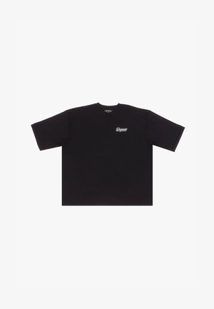 Crna pamučna majica s kratkim rukavima, okruglim izrezom i malim bijelim logotipom na lijevoj strani prsnog koša. Širok kroj, bez dodatnih uzoraka.