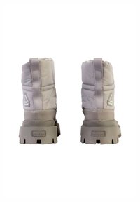Stivali puffer grigi con parte superiore imbottita e suola in gomma resistente. Caratterizzati da una linguetta sul retro e dettagli con logo sul lato. Superficie texturizzata.