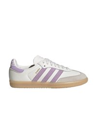 Bílá teniska Adidas Samba s fialovými pruhy, béžovou gumovou podrážkou a fialovým páskem na patě se vzorem šachovnice.