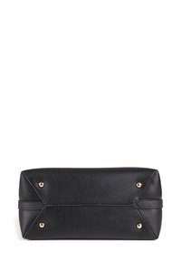 Sac rectangulaire en cuir noir au fini texturé, dotée d'accents en métal doré aux coins et d'un design minimaliste.