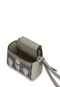 Kis bézs bőrtáska texturált építészeti mintával. Kapcsos záródással és állítható pánttal rendelkezik. Kompakt, téglalap alakú.