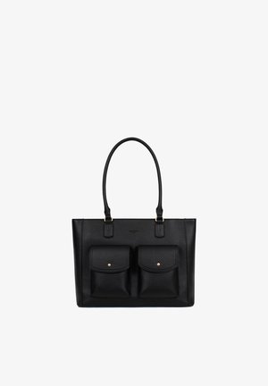 Czarna skórzana torba typu tote z dwoma przednimi kieszeniami na klapki oraz długimi uchwytami, z teksturowanym wykończeniem i złotymi zatrzaskami na guziki.