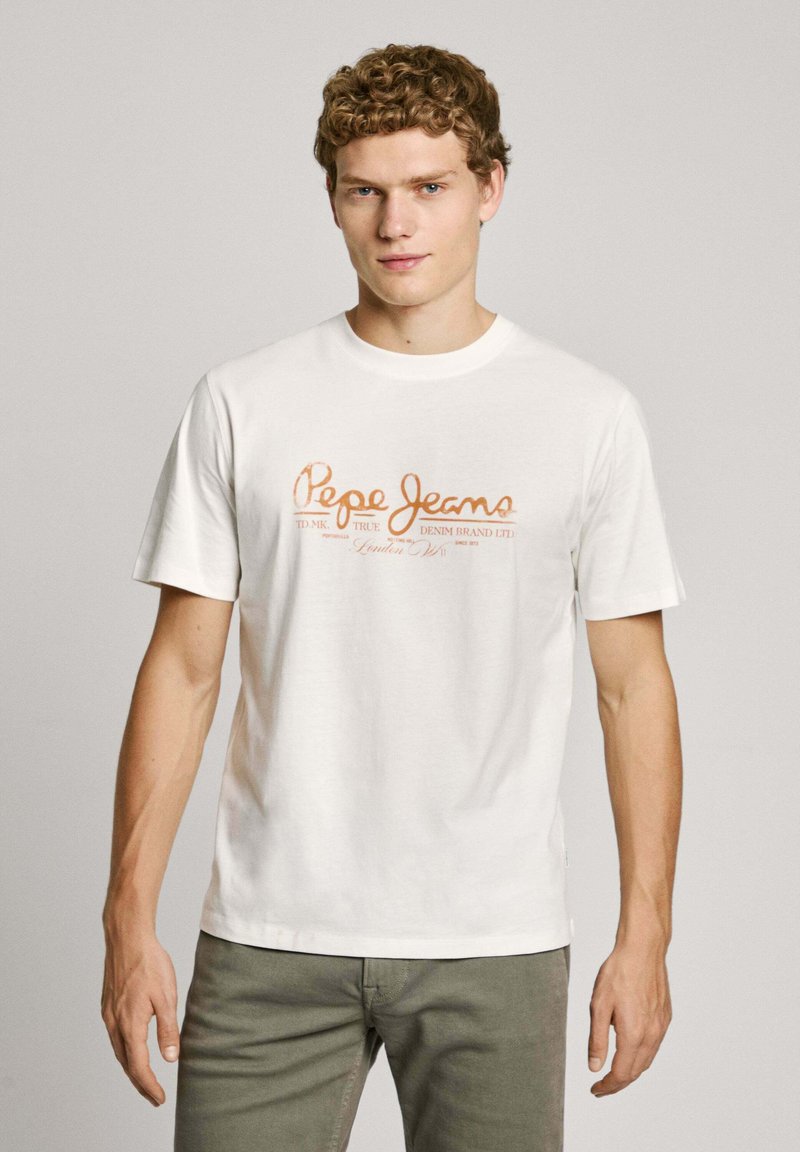Biela bavlnená tričko s potlačeným logom "Pepe Jeans" v oranžovej farbe. Dizajn obsahuje aj ďalší text v menšom písme pod logom.