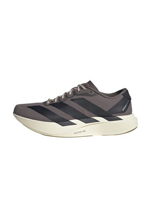 Chaussure de running légère grise et noire avec fermeture à lacets, semelle blanche épaisse portant l'inscription "LIGHTSTRIKE PRO" et marquage "ADIZERO PRO 3" sur le talon.