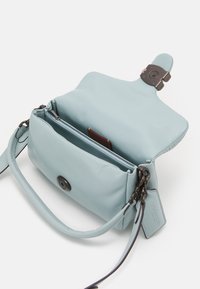 COACH COVERED CLOSURE PILLOW TABBY SHOULDER - Mala de mão - aqua