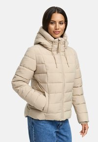 Beige pufferjacka med huva, med ett quiltat mönster, framdragkedja och sidfickor. Mjuk matt finish med elastiska manschetter.
