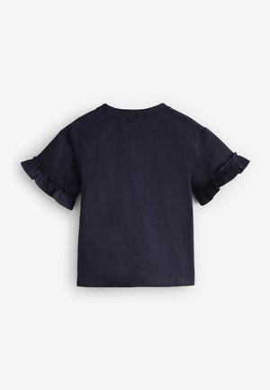 Camisa de manga corta azul marino con acentos fruncidos en las mangas, cuello redondo y una tela suave y ligera.