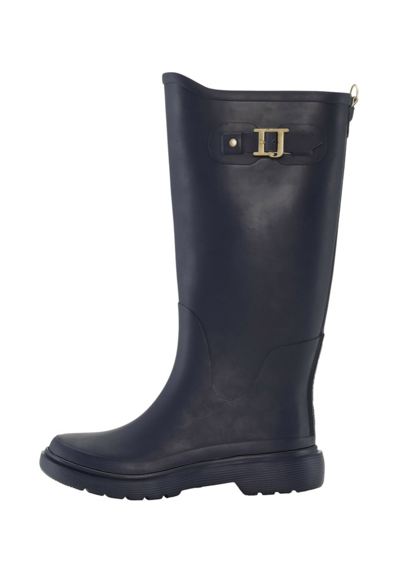 Vysoká černá gumová dešťová bota s kulatou špičkou, texturovanou podrážkou a zlatou sponou na boku. Hladký povrch a bezešvý design.