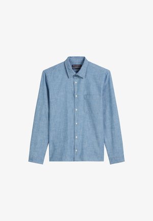 Jasnoniebieska koszula z długim rękawem wykonana z teksturowanej tkaniny. Posiada kołnierzyk z guzikami, kieszeń z przodu oraz rząd guzików z przodu.