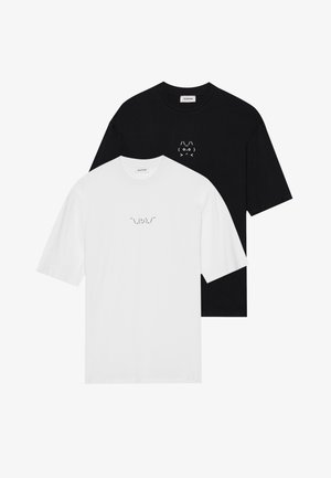 Dwie koszulki: jedna biała, a druga czarna. Obie mają krótkie rękawy i na piersiach mają małe, wydrukowane wzory. Wykonane z bawełny.