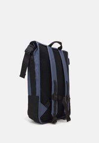 Sac à dos bleu et noir avec un dos en mesh, des bretelles réglables et des fermetures à boucle ; forme rectangulaire élégante avec un panneau distinct.