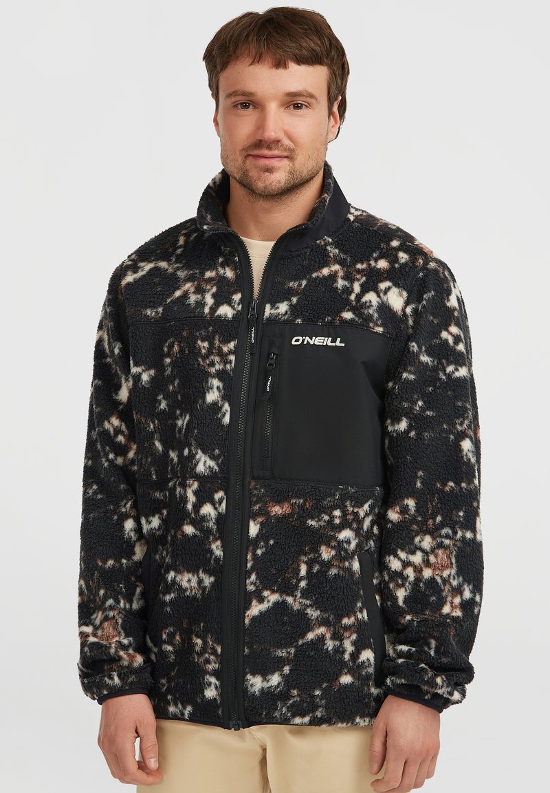 Schwarz-weiße Fleecejacke mit abstraktem Muster, ausgestattet mit einer schwarzen Brusttasche mit Reißverschluss und dem O'Neill-Logo auf der Vorderseite.