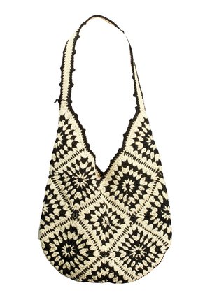 Sac d'épaule crocheté en noir et blanc avec des motifs carrés géométriques et une longue sangle.
