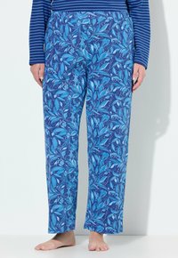 Blauwe gestreepte broek met een bloemmotief waarin bladeren en accenten in verschillende tinten blauw zijn verwerkt, gemaakt van een lichtgewicht stof met een rechte snit.