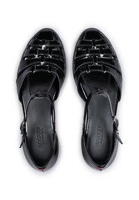 Zwarte lakleren sandalen met een gevlochten ontwerp, open neus, verstelbare enkelband en een gladde, glanzende afwerking. Voorzien van het merkteken aan de binnenkant.