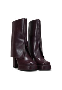 Botas de tobillo de cuero burdeos con un eje plegado, tacón grueso y suela de plataforma. Textura suave con un acabado mate.