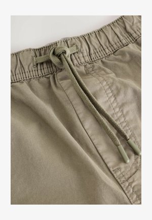 Kaki kratke hlače s remenom za povlačenje s maslinasto zelenom uzicom, glatka tekstura tkanine i elastični pojas za udobnost.