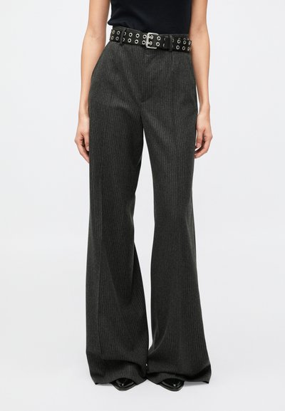 Pantalon large à fines rayures grises avec une finition texturée, équipé d'une ceinture noire avec œillets métalliques et une boucle.