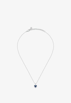 Collana in argento con un pendente a forma di cuore, dotato di una pietra blu profondo circondata da piccole pietre trasparenti. Chiusura regolabile.