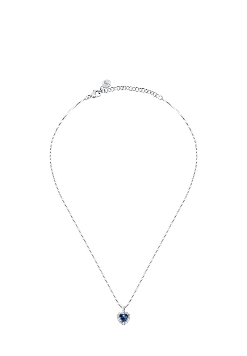 Collana in argento con un pendente a forma di cuore, dotato di una pietra blu profondo circondata da piccole pietre trasparenti. Chiusura regolabile.