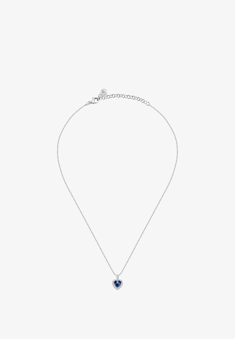 Collana in argento con un pendente a forma di cuore, dotato di una pietra blu profondo circondata da piccole pietre trasparenti. Chiusura regolabile.
