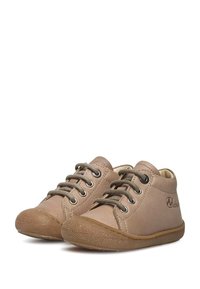 Bruna lädersneakers med runda tår, texturerade gummisulor och ljusbruna snören. Har sömdetaljer och en logotyp på sidan.