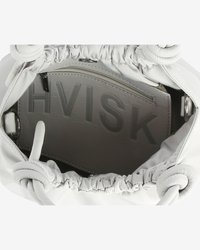 En hand pekar in i en vit dragsko-väska som visar en ficka med dragkedja där "HVISK" är präglat inuti väskan.