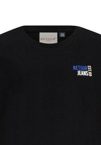 Czarna bawełniana koszulka z okrągłym dekoltem, z małym niebiesko-białym logo "RETOUR JEANS EST. 89" umieszczonym po lewej stronie klatki piersiowej.