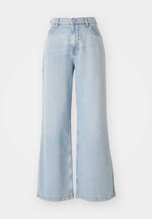 Lichtblauwe wijde jeans van denim. Heeft een hoge taille, sluiting met voorknop en twee zijzakken. Versleten textuur langs de randen.