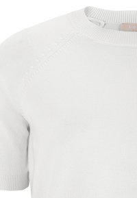 Light gray short-sleeve sweater made of soft knit fabric. Features a round neck and subtle textured accents on the shoulder seams.