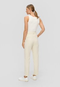s.Oliver MIT TAPERED LEG - Chino - beige