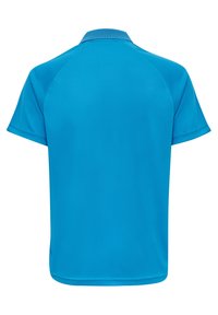 Kortärmad polo i ljusblått, med klassisk krage, slät textur och avslappnad passform utan synliga logotyper eller mönster.