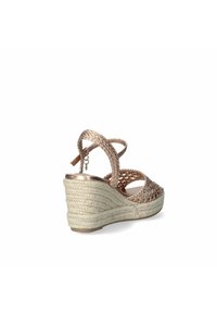 Sandalia de plataforma con un upper de tejido metálico en color oro rosado. Cuenta con un tacón de estilo esparto texturizado y un diseño de tiras cruzadas.