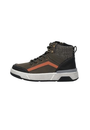 Der Mid-Top-Sneaker verfügt über ein dunkelgrünes Obermaterial aus Synthetik, strukturierte schwarze Akzente, einen orangefarbenen Streifen und eine weiße Gummisohle mit einem gemusterten Design.