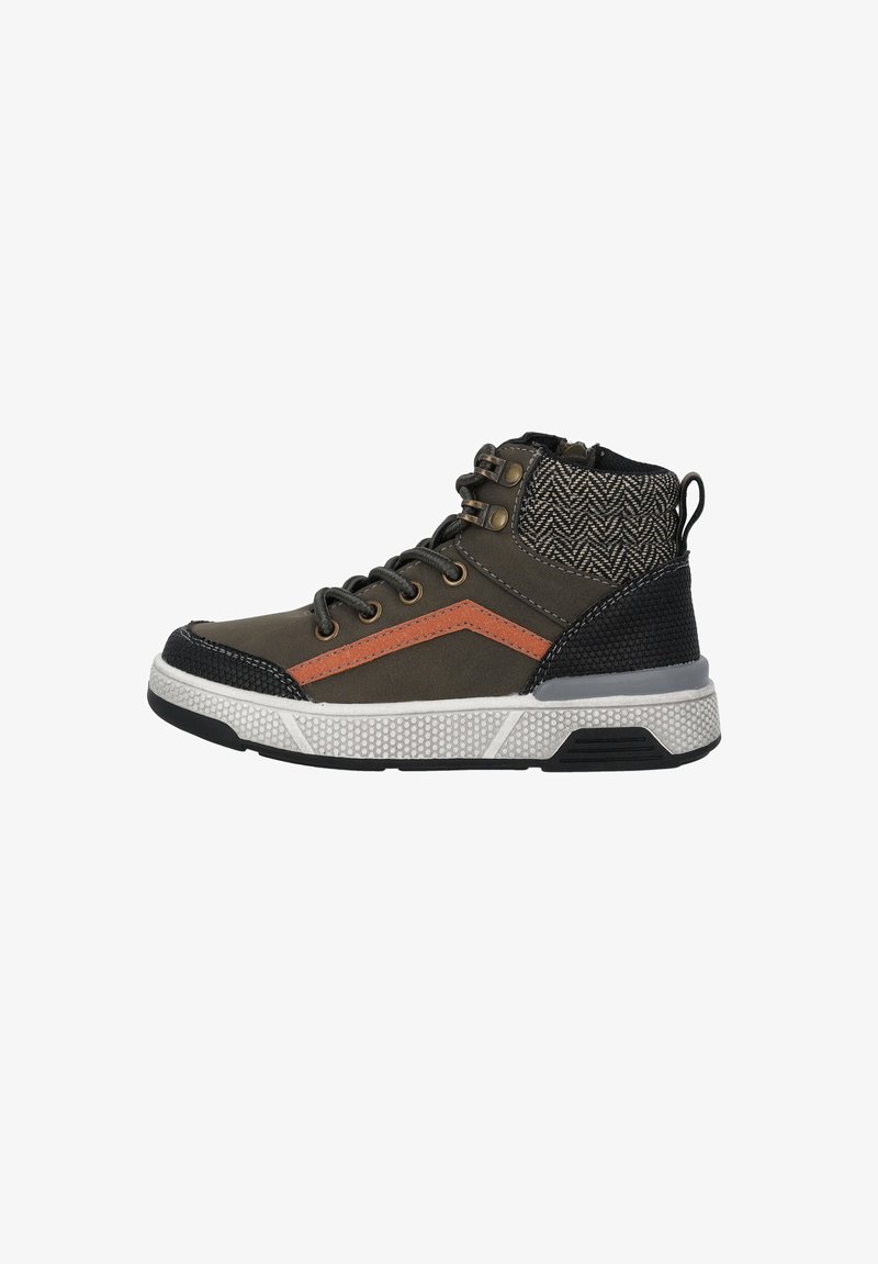 Der Mid-Top-Sneaker verfügt über ein dunkelgrünes Obermaterial aus Synthetik, strukturierte schwarze Akzente, einen orangefarbenen Streifen und eine weiße Gummisohle mit einem gemusterten Design.